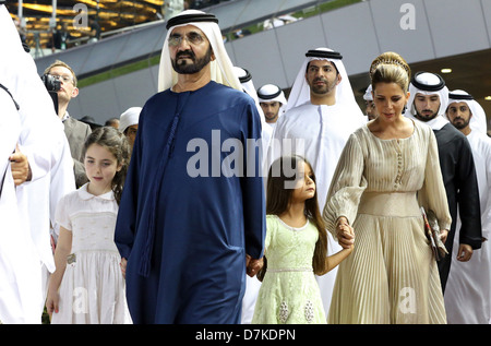 Scheich Mohammed bin Rashid Al Maktoum (links) und seine Frau Prinzessin Haya Bint Al Hussein mit Töchtern Stockfoto