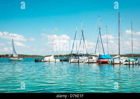 Sport Segelboot am See Chiemsee mit hellen Sonne Stockfoto