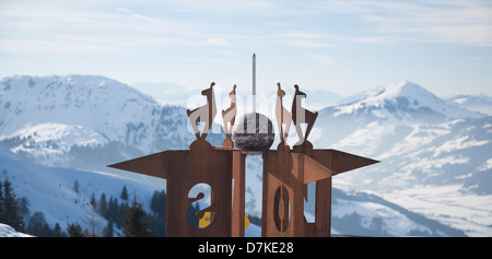 Nord, buchen Ost Süd west, Zeichen auf einen verschneiten Berg, an einem sonnigen Tag in Kitzbühel, Österreich Stockfoto