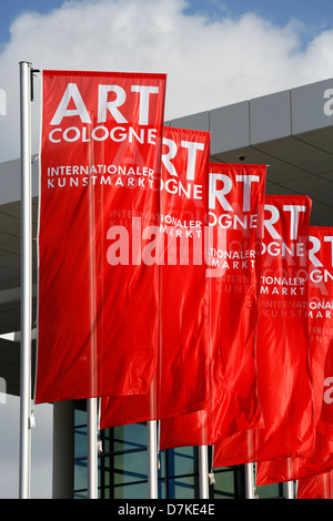 Köln, vor den Flaggen der Art Cologne-Ausstellungshalle Stockfoto