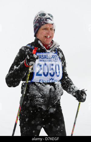 Ein älterer Mann in die 35 km Freistil Kategorie nähert sich das Ziel der Mora Vasaloppet - Minnesota, USA. Stockfoto