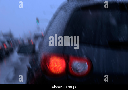 Verkehr ist ein Winter aufgehört Sturm Schnee auf Speedway Boulevard, Tucson, Arizona, USA fällt. Stockfoto