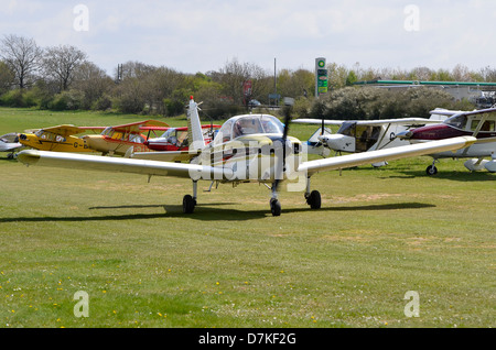 Angenommen, ein 60er Jahre Piper PA-28-160 Cherokee gerade auf einem Rasen-Flugplatz gelandet zu sein Stockfoto