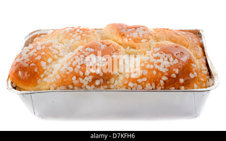 Brioche mit Zucker vor weißem Hintergrund Stockfoto