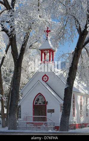 Eine alte viktorianische Kirchengebäude, jetzt verwendet als Sitz der Handelskammer, wird durch den frischen Schnee drumherum aufgehellt. Stockfoto