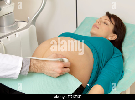 Schwangere Frau immer Ultraschall vom Arzt im Krankenhaus Stockfoto