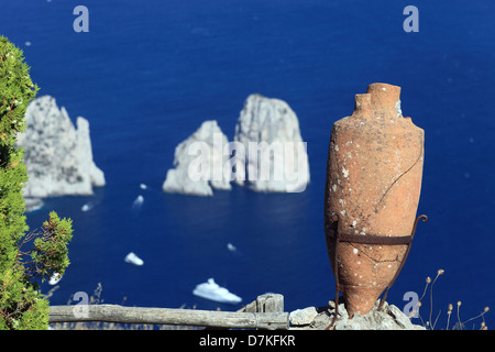 Italien-Campania Capri Blick auf die Faraglioni vom Monte Solaro Stockfoto