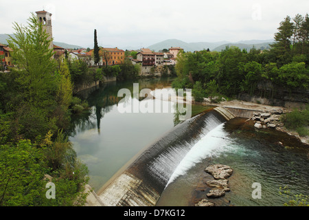 Natisone Fluß fließt vorbei an der Lombard Oratoria di Santa Maria in Valle in Cividale del Friuli, Italien. Stockfoto