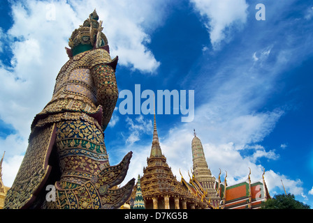 Die Statue des mythischen Wächter im Tempel des Smaragd-Buddha, mit Blick auf den Tempel ist Verbindung Stockfoto