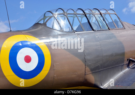 North American Aviation Harvard ll advanced Trainingsflugzeug aus dem 2. Weltkrieg zeigt Cockpithaube und RAF Training Rondell. Stockfoto