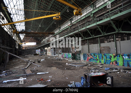 Im Inneren der Gebäude der ehemaligen Baustellen naval von La Seyne Stockfoto