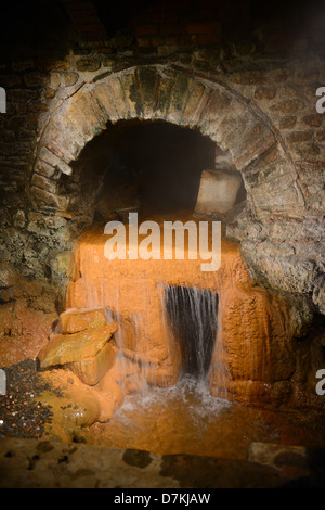 Warmes Thermalwasser fließt in Roman Baths und Trinkhalle in Bad Somerset England Stockfoto