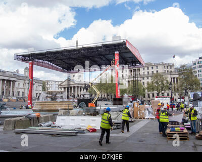 Trafalgar Square, London, UK, 9. Mai 2013 - Bau der Euroleague-Fan-Zone, eine kostenlose, Outdoor-Festival für Basketball und nicht-Basketball-Fans gleichermaßen, das drei Tage lang, vom 10. Mai bis 12. Trafalgar Square übernehmen wird.  Dieses Festival begleitet das Euroleague Final Four, bei O2 in Greenwich gespielt wird. Bildnachweis: Stephen Chung/Alamy Live-Nachrichten Stockfoto