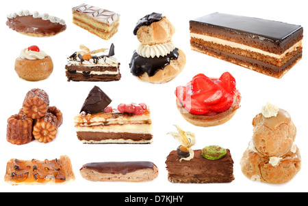 Gruppe von Kuchen vor weißem Hintergrund Stockfoto