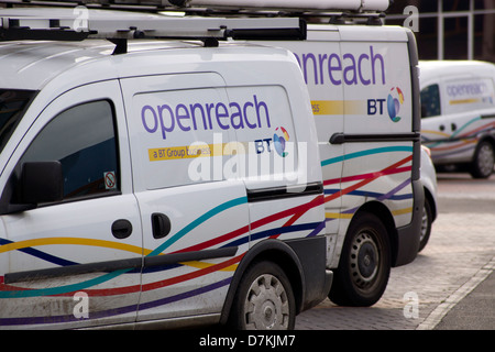 BT, British Telecom vans aufgereiht auf einem Parkplatz mit dem offenen erreichen-logo Stockfoto