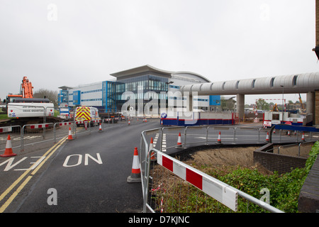 Straßenbahn-Bauarbeiten außerhalb der NHS Behandlungszentrum, Queens Medical Center (QMC), Nottingham, England. Stockfoto