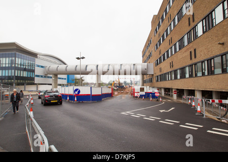 Straßenbahn-Bauarbeiten außerhalb der NHS Behandlungszentrum, Queens Medical Center (QMC), Nottingham, England. Stockfoto