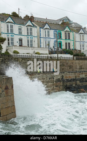 Porthleven, Cornwall, UK. 9. Mai 2013. Das Meer scheint für diese Zeit des Jahres im Hafen von Porthleven rau, Menschen zu Fuß vorsichtig um ein Einweichen zu vermeiden. Bildnachweis: Bob Sharples/Alamy Live-Nachrichten Stockfoto