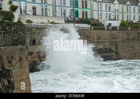 Porthleven, Cornwall, UK. 9. Mai 2013. Das Meer scheint für diese Zeit des Jahres am Hafen von Porthleven, plantschen Wanderer wie Wellen in Rollen rau.  Bildnachweis: Bob Sharples/Alamy Live-Nachrichten Stockfoto