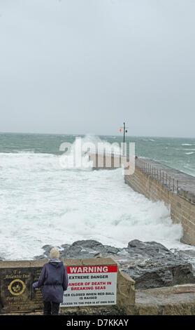 Porthleven, Cornwall, UK. 9. Mai 2013. Das Meer scheint für diese Zeit des Jahres im Hafen von Porthleven rau. Bildnachweis: Bob Sharples/Alamy Live-Nachrichten Stockfoto