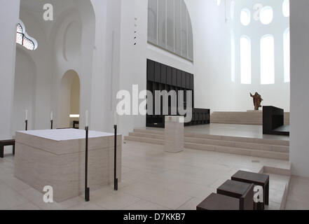 Die neu gestaltete historische St. Moritz-Kirche ist in Augsburg, Deutschland, 7. Mai 2013 abgebildet. Die Kirche, die die Teile davon fast 1.000 Jahre alt sind, ist strahlend weiße nach seiner Mieterausbauten. Foto: KARL-JOSEF HILDENBRAND Stockfoto