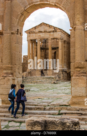 Betreten den Tempel des Jupiter in das Forum von Sufetula römischen Ruinen in Sbeitla Tunesien tunesische Pärchen Stockfoto