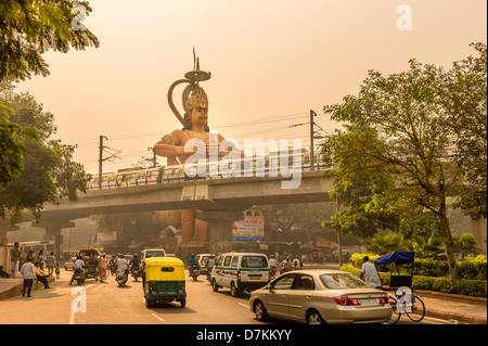 Hanuman Statue und Tempel, Metro Delhi und Verkehr in Karol Bagh, Neu Delhi, Indien. Stockfoto