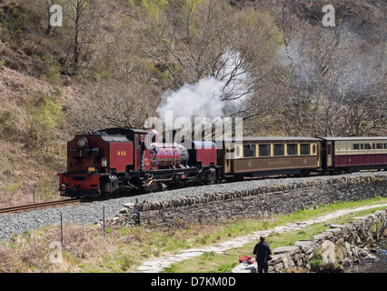 Welsh Highland Railway Dampfzug mit Pullman Wagen entlang Aberglaslyn Pass in Snowdonia. Beddgelert, North Wales, UK Stockfoto