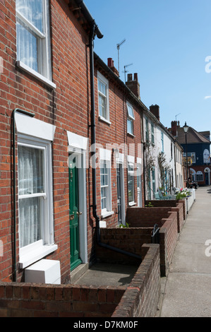 Terrassenförmig angelegten Häuser und Gebäude in der High Street in Aldeburgh Suffolk UK Stockfoto