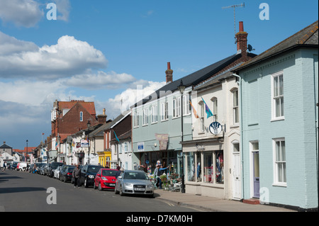 Terrassenförmig angelegten Häuser und Gebäude in der High Street in Aldeburgh Suffolk UK Stockfoto