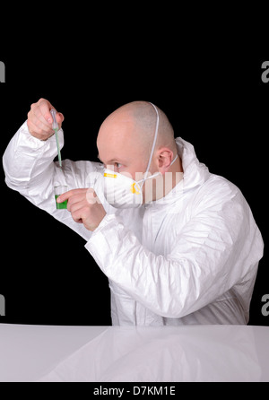 Wissenschaftler arbeiten an Formel isoliert auf schwarzen Tropfen aus der Pipette in der Luft Stockfoto