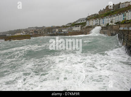 Porthleven, Cornwall, UK. 9. Mai 2013. Das Meer scheint für diese Zeit des Jahres im Hafen von Porthleven rau. Bildnachweis: Bob Sharples/Alamy Live-Nachrichten Stockfoto