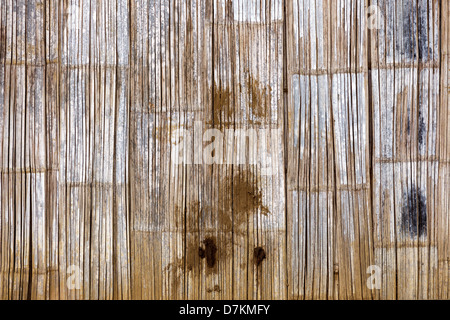 Hintergrund der morsche und beschädigte Bambuszaun Stockfoto