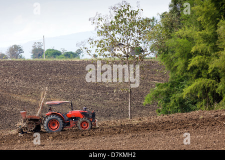 Boden im Lande Feld pflügen Traktor Stockfoto