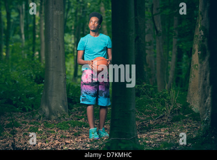 Young Black Man spielen Basketball in Wäldern Stockfoto