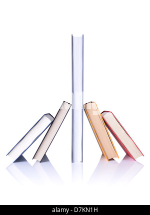kleinere Bücher stützte sich auf ein größeres Buch isoliert auf weiss Stockfoto