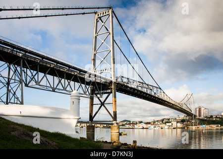 Hercílio-Luz-Brücke und Teilansicht des Santana Festung (Forte Santana). Stockfoto