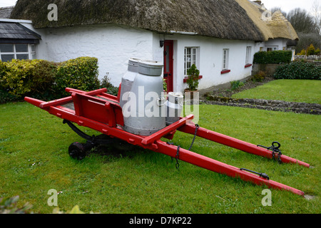 Milchkannen auf roten Wagen Adare Dorf strohgedeckten Limerick traditionelle Tradition attraktive Hüttendorf historische Stockfoto