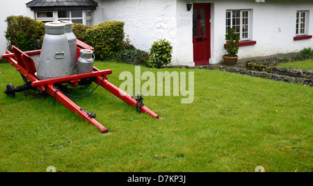 Milchkannen auf roten Wagen Adare Dorf strohgedeckten Limerick traditionelle Tradition attraktive Hüttendorf historische Stockfoto