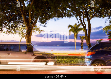 Ampel an der Beira Mar Norte Avenue am Abend. Stockfoto