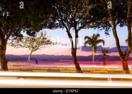 Ampel an der Beira Mar Norte Avenue am Abend. Stockfoto