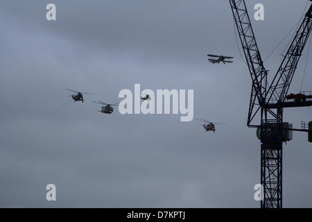 London, UK. 9. Mai 2013. Zum 70. Jahrestag der Schlacht des Atlantiks (BOA 70) wird mit einer Reihe von Veranstaltungen begangen.  Fleet Air Arm Überflug über Wapping, London.  Die Schlacht des Atlantiks war die längste kontinuierliche militärische Kampagne im 2. Weltkrieg auf dem Höhepunkt von Mitte 1940 bis zum Ende des Jahres 1943. Die BOA demonstriert die bleibende Bedeutung der Kontrolle des Meeres für den Transport von Rohstoffen, Munition und Männer, zur Aufrechterhaltung der Sicherheit des Landes und macht rund um den Globus zu einer Autobahn. Bildnachweis: Ashok Saxena/Alamy Live-Nachrichten Stockfoto