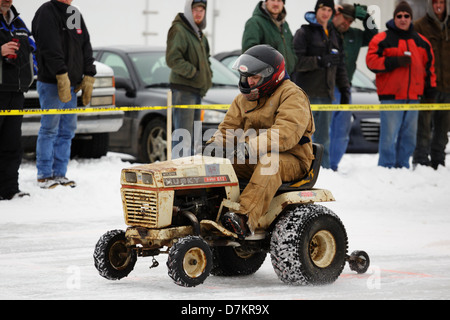 Ein Mann Rennen Rasenmäher während Eis Rennen auf Messer-See am 9. Februar 2013 in Mora, Minnesota. Stockfoto