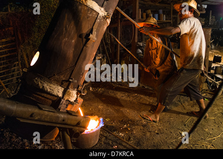 Metallguss, Nyaung Shwe, Myanmar Stockfoto