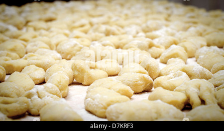 Viele frisch zubereitete handgefertigte italienische Gnocchi, traditionelle Pasta Stockfoto