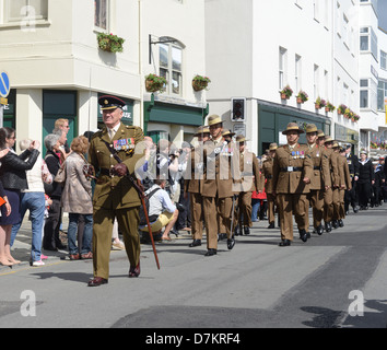 Gurkha-Truppen auf der Parade während Liberation Day Feierlichkeiten in Guernsey Stockfoto