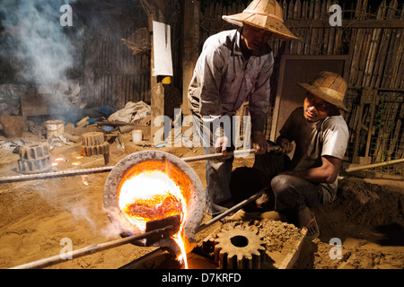 Metallguss, Nyaung Shwe, Myanmar Stockfoto