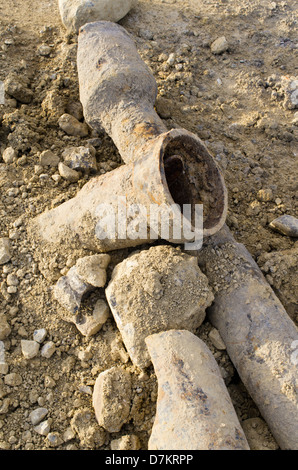 Alten gebrochenen Gussrohre ausgegraben auf einer Baustelle Stockfoto