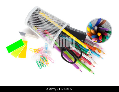 Verschiedene bunte Stifte und Office-Tools. Ansicht von oben. Isoliert auf weißem Hintergrund Stockfoto
