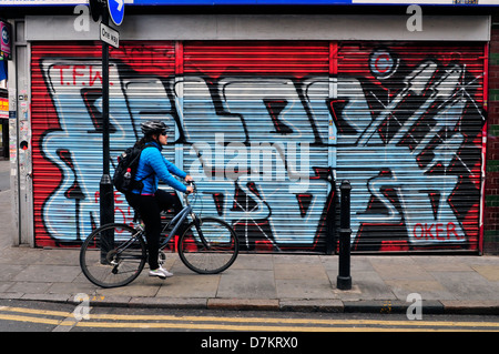 Der Stahl Fensterläden eines Ladens in Graffiti, Brick Lane, London, UK bedeckt. Stockfoto